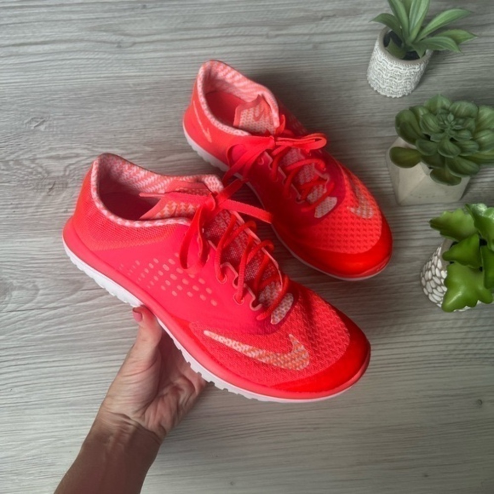 NIKE fs lite run 2 bright crimson sneakers size 6.5 EUC